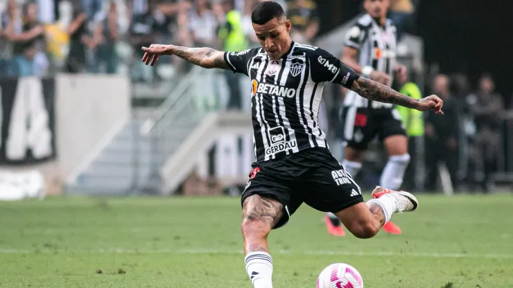 Guilherme Arana jogador do Atletico-MG durante partida contra o Cruzeiro no estadio Arena MRV pelo campeonato Brasileiro A 2023. Foto: Fernando Moreno/AGIF
