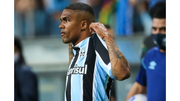 Douglas Costa aparece como oportunidade para reforçar o Flamengo - Foto: Pedro H. Tesch/AGIF
