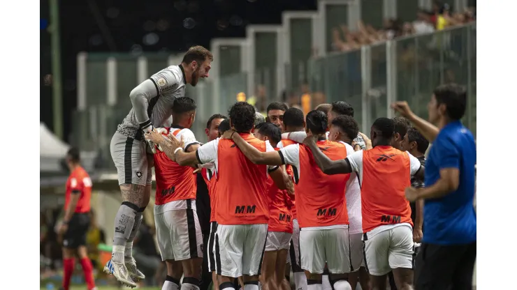 MG - BELO HORIZONTE - 18/10/2023 - BRASILEIRO A 2023, AMERICA-MG X BOTAFOGO - Perri goleiro do Botafogo comemora gol do companheiro Junior Santos durante partida contra o America-MG no estadio Independencia pelo campeonato Brasileiro A 2023. Foto: Alessandra Torres/AGIF
