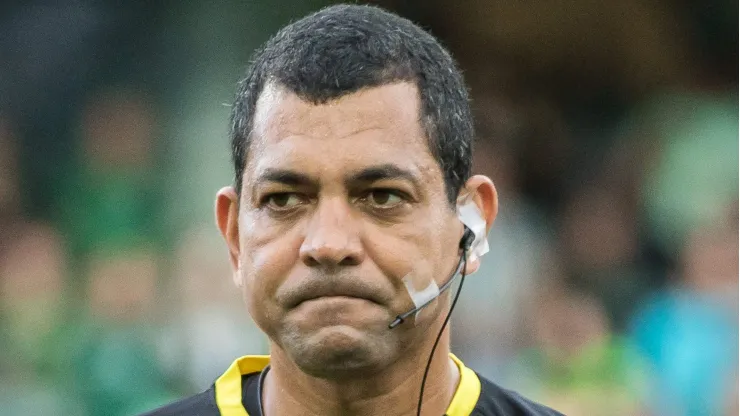 PR - Curitiba - 23/10/2022 - BRASILEIRO A 2022, CORITIBA X INTERNACIONAL - O arbitro Wagner do Nascimento Magalhaes antes da partida entre Coritiba e Internacional no estadio Couto Pereira pelo campeonato Brasileiro A 2022. Foto: Robson Mafra/AGIF
