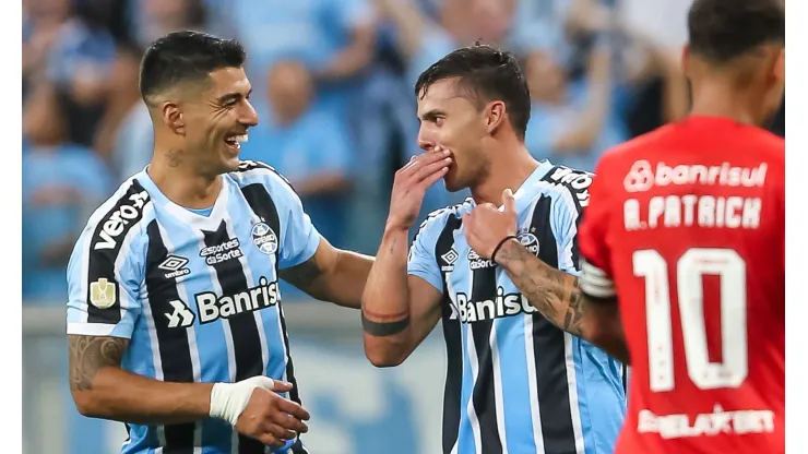 Carballo (à direita) ficou em Porto Alegre e continua desfalcando Grêmio no BR-23
