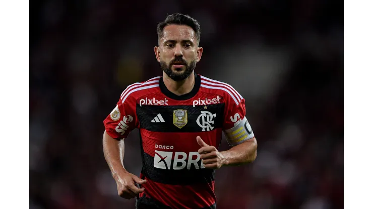 Everton Ribeiro com a camisa do Flamengo - Foto: Thiago Ribeiro/AGIF
