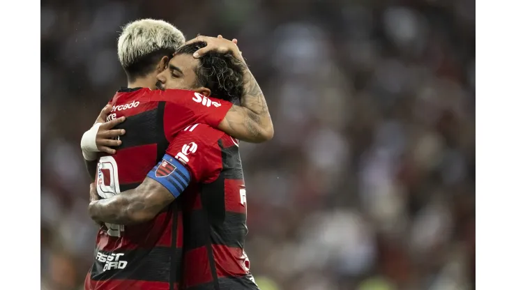 RJ - Rio de Janeiro - 13/03/2023 - CARIOCA 2023, FLAMENGO X VASCO - Pedro jogador do Flamengo comemora seu gol com Gabi jogador da sua equipe durante partida contra o Vasco no estadio Maracana pelo campeonato Carioca 2023. Foto: Jorge Rodrigues/AGIF
