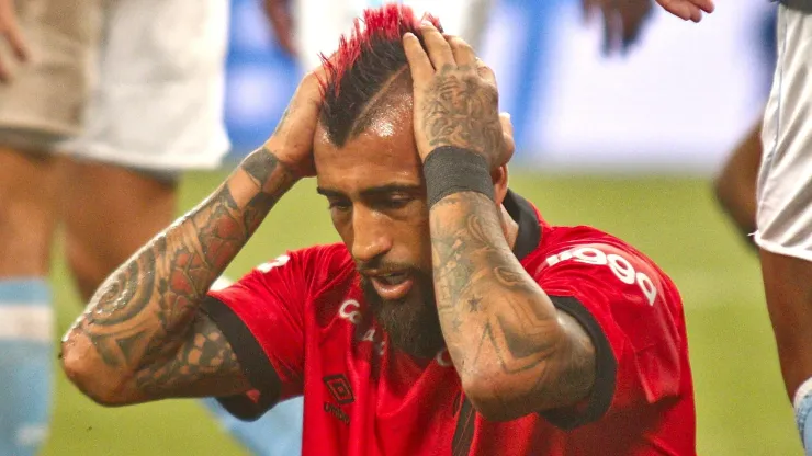 PR - CURITIBA - 16/07/2023 - BRASILEIRO A 2023, ATHLETICO-PR X BAHIA - Arturo Vidal jogador do Athletico-PR lamenta chance perdida durante partida contra o Bahia no estadio Arena da Baixada pelo campeonato Brasileiro A 2023. Foto: Gabriel Machado/AGIF
