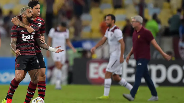 Pedro e Gabigol jogadores do Flamengo comemoram vitoria ao final da partida contra o Fluminense no estadio Maracana pelo campeonato Carioca 2020. Foto: Thiago Ribeiro/AGIF
