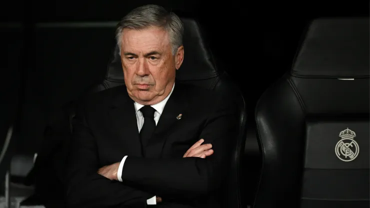 Ancelotti pensativo no banco de reservas durante partida do Real Madrid - Foto: Getty Images
