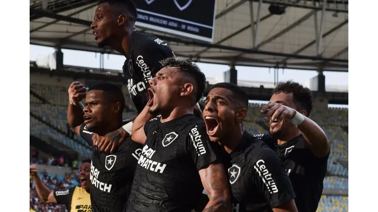 RJ - RIO DE JANEIRO - 08/10/2023 - BRASILEIRO A 2023, FLUMINENSE X BOTAFOGO - Tiquinho Soares jogador do Botafogo comemora seu gol com jogadores do seu time durante partida contra o Fluminense no estadio Maracana pelo campeonato Brasileiro A 2023. Foto: Thiago Ribeiro/AGIF
