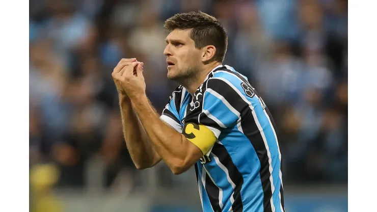 Kannemann chama a atenção da torcida gremista em jogo contra Flamengo. Foto: Pedro H. Tesch/AGIF - 
