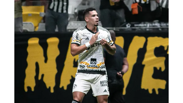 Paulinho jogador do Atletico-MG comemora seu gol durante partida contra o Fortaleza na Arena MRV pelo campeonato Brasileiro A 2023. Foto: Fernando Moreno/AGIF
