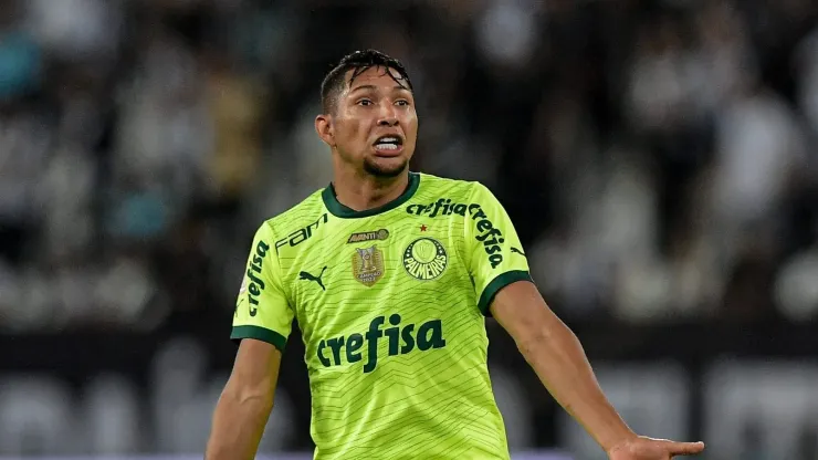 Rony jogador do Palmeiras comemora vitória ao final da partida contra o Botafogo. Foto: Thiago Ribeiro/AGIF
