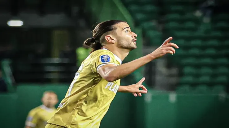 Foto: Pedro Reis/Divulgação - Mattheus Oliveira comemora gol pelo Farense
