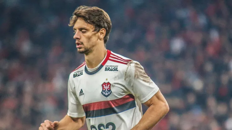 Rodrigo Caio volta a atuar pelo Flamengo e gera debate. Gabriel Machado/AGIF
