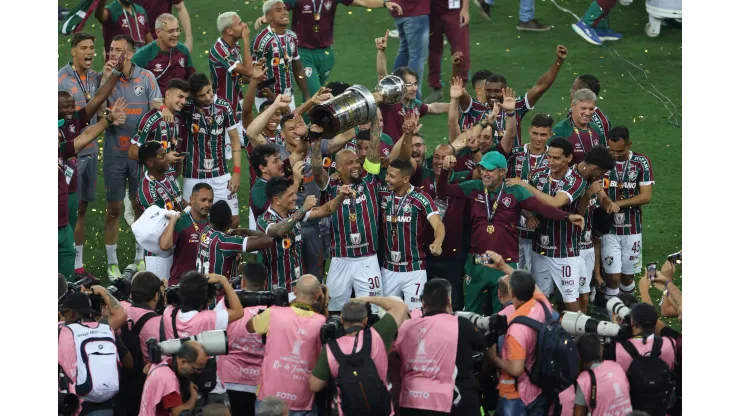 Elenco do Fluminense comemora e ergue a taça da Libertadores - Foto: Lucas Figueiredo/Getty Images
