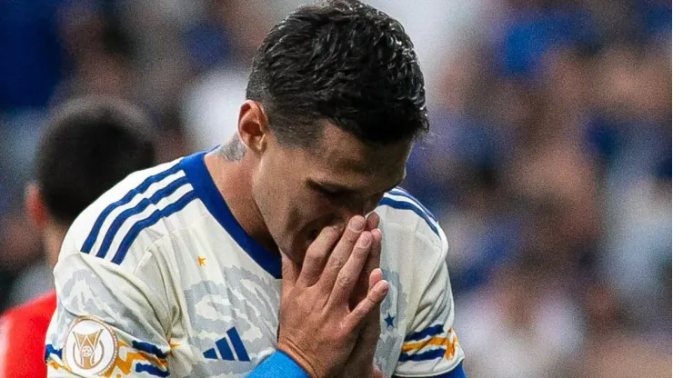 Foto: Fernando Moreno/AGIF - Mateus Vital lamentando em partida entre Cruzeiro e Internacional, pela 32ª rodada do Campeonato Brasileiro
