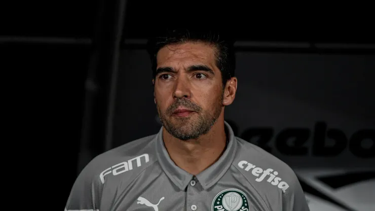 Abel Ferreira, técnico do do Palmeiras, aguarda partida iniciar. Thiago Ribeiro/AGIF
