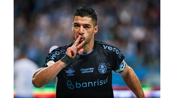 BA - PORTO ALEGRE - 04/11/2023 - BRASILEIRO A 2023, GREMIO X BAHIA - Luis Suarez jogador do Gremio comemora seu gol durante partida contra o Bahia no estadio Arena do Gremio pelo campeonato Brasileiro A 2023. Foto: Maxi Franzoi/AGIF
