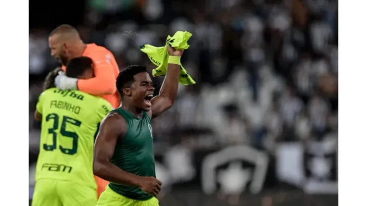 Foto: Thiago Ribeiro/AGIF - Endrick celebrando vitória do Palmeiras contra o Botafogo
