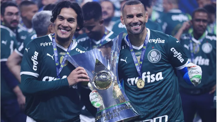 Jogadores do Palmeiras comemoram titulo de campeao durante cerimonia de premiacao apos vitoria contra o America-MG em partida no estadio Arena Allianz Parque pela decisao do campeonato Brasileiro A 2022. Foto: Ettore Chiereguini/AGIF
