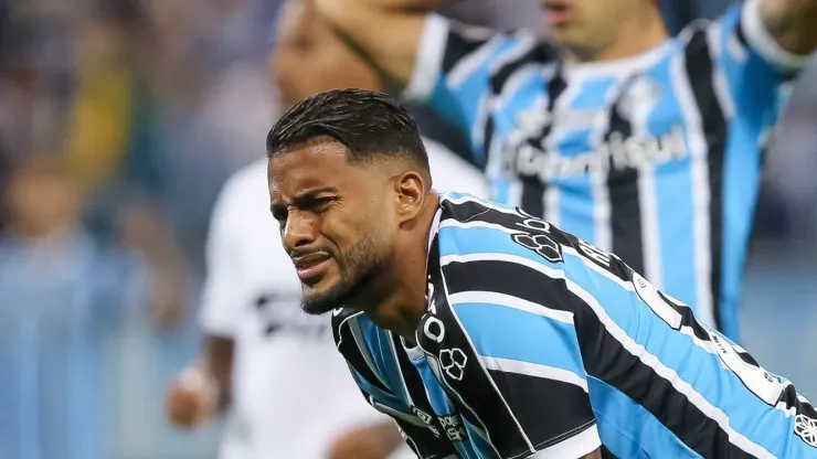 RS - PORTO ALEGRE - 09/07/2023 - BRASILEIRO A 2023, GREMIO X BOTAFOGO - Reinaldo e Luis Suarez jogadores do Gremio lamentam chance perdida durante partida contra o Botafogo no estadio Arena do Gremio pelo campeonato Brasileiro A 2023. Foto: Pedro H. Tesch/AGIF
