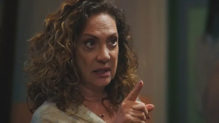 Agatha (Eliane Giardini) em Terra e Paixão - Foto: Reprodução/TV Globo 
