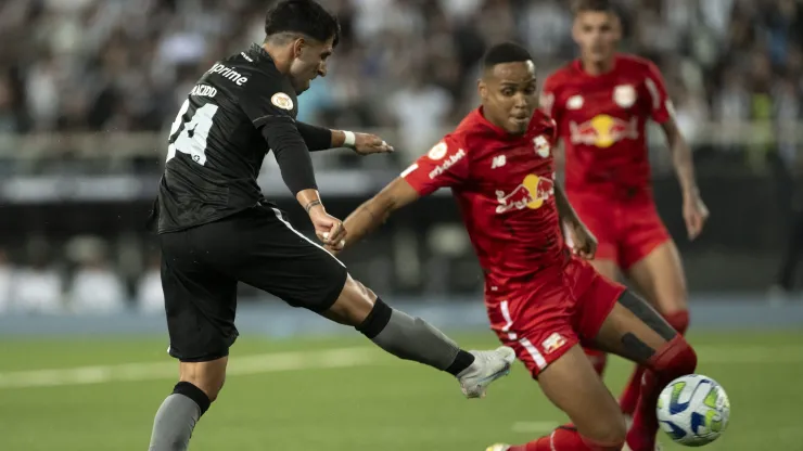 Botafogo e Bragantino se enfrentam em confronto direto pela liderança do Brasileirão. Jorge Rodrigues/AGIF
