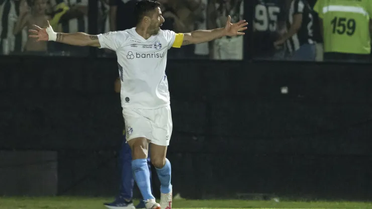 Luis Suarez jogador do Gremio comemora seu gol durante partida contra o Botafogo no estadio Sao Januario pelo campeonato Brasileiro A 2023. Foto: Jorge Rodrigues/AGIF
