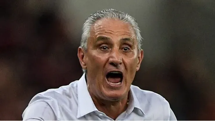 Foto: Thiago Ribeiro/AGIF - Tite em partida do Flamengo em partida válida pelo Campeonato Brasileiro
