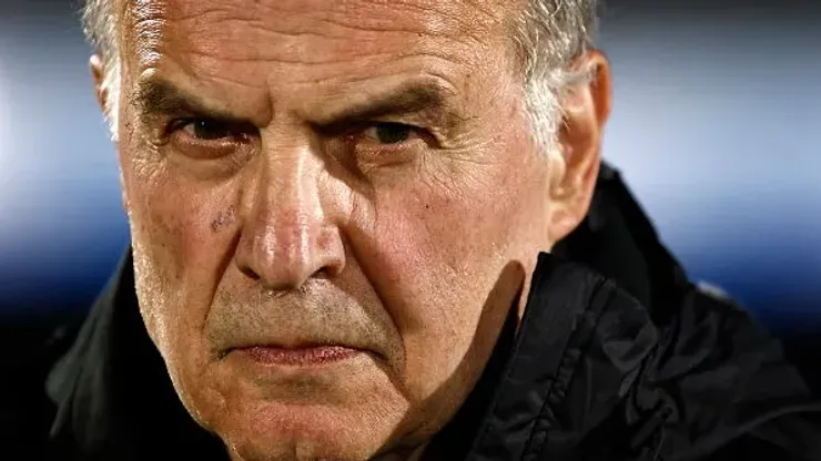 Foto: Ernesto Ryan/Getty Images - Marcelo Bielsa em partida da Seleção Uruguaia válida pelas Eliminatórias para a Copa do Mundo de 2026
