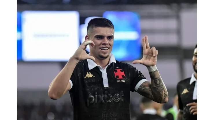 RJ - RIO DE JANEIRO - 16/09/2023 - BRASILEIRO A 2023, VASCO X FLUMINENSE - Gabriel Pec jogador do Vasco comemora seu gol durante partida contra o Fluminense no estadio Engenhao pelo campeonato Brasileiro A 2023. Foto: Thiago Ribeiro/AGIF
