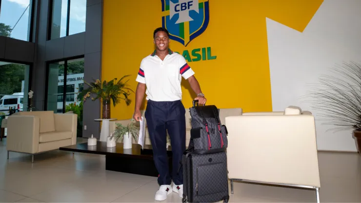 Endrick se apresentou à Seleção Brasileira e 'causou' com look - Foto: Joilson Marconne / CBF
