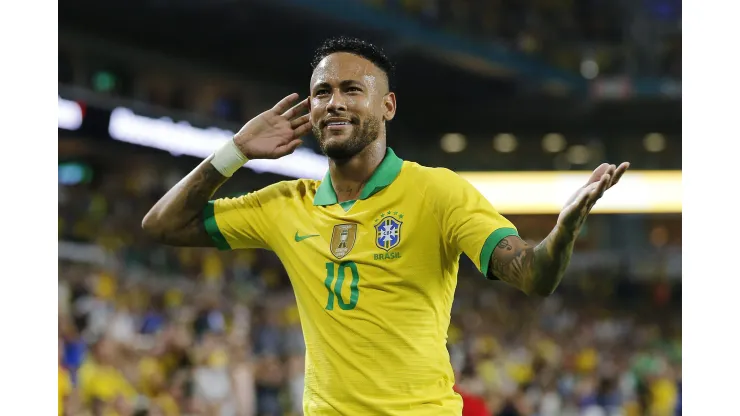 Neymar Jr. durante jogos em estádio - Foto: Michael Reaves/Getty Images
