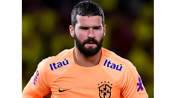 Foto: Gabriel Aponte/Getty Images - Alisson no aquecimento antes do jogo entre Colômbia X Brasil
