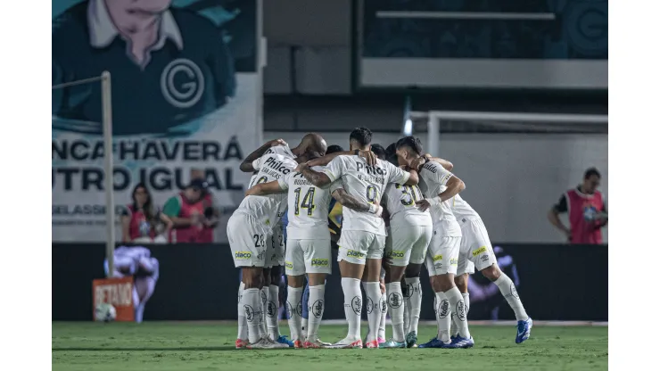 GO - GOIANIA - 09/11/2023 - BRASILEIRO A 2023, GOIAS X SANTOS - Jogadores do Santos durante entrada em campo para partida contra o Goias no estadio Serrinha pelo campeonato Brasileiro A 2023. Foto: Heber Gomes/AGIF
