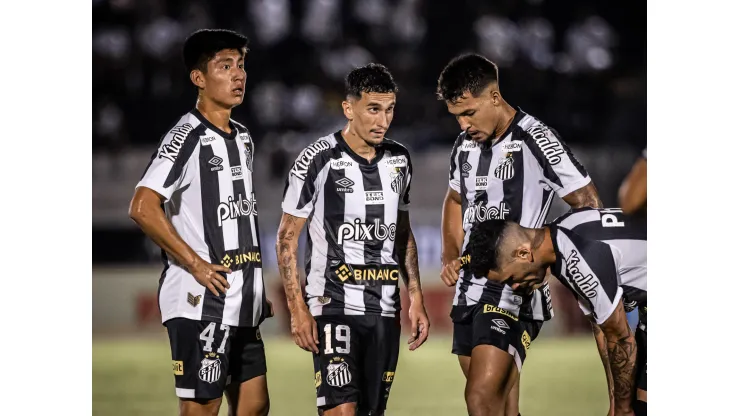 Jogadores do Santos se preparam para jogada durante partida - Foto: Raul Baretta/Santos FC
