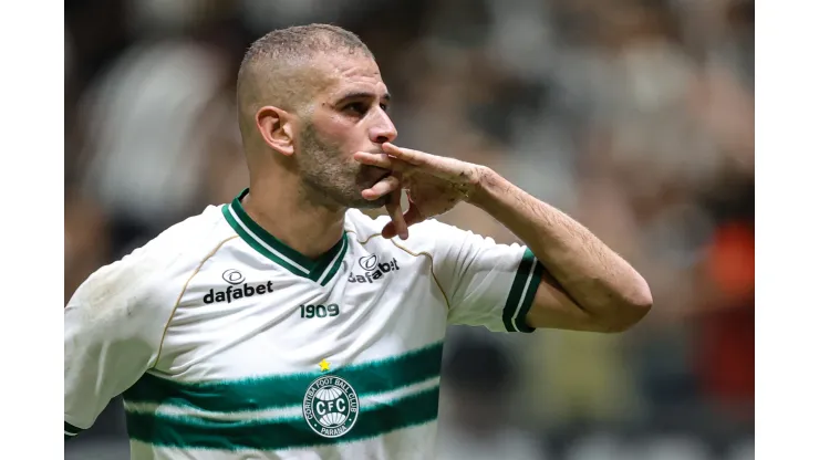  Foto: Gilson Lobo/AGIF - Slimani sofreu lance que assustou a torcida do Coritiba
