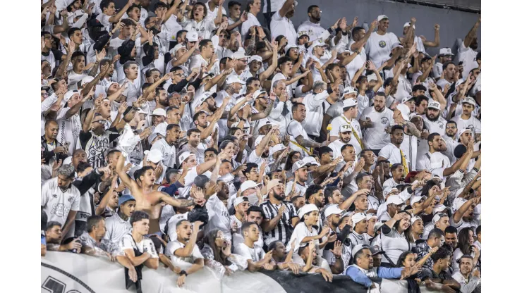 Torcida durante partida entre Santos e Coritiba no estádio Vila Belmiro pelo campeonato Brasileiro A 2023.  Foto: Abner Dourado/AGIF
