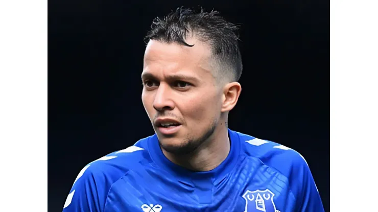 Foto: Nathan Stirk/Getty Images - Bernard quando defendia o Everton, da Inglaterra, em partida amistosa
