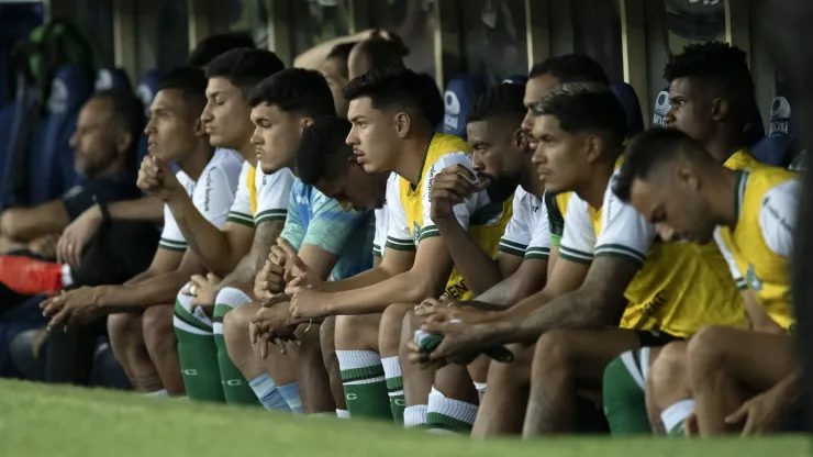 Jogadores do Coritiba desolados no banco de reservas durante partida contra o Fluminense no estadio Maracana pelo campeonato Brasileiro A 2023.  Foto: Jorge Rodrigues/AGIF
