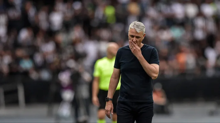 Tiago Nunes, técnico do Botafogo, durante partida contra o Santos no Engenhão pelo Campeonato Brasileiro - Foto: Thiago Ribeiro/AGIF
