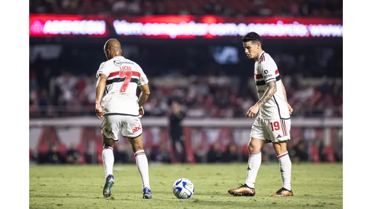 SP - SAO PAULO - 26/11/2023 - BRASILEIRO A 2023, SAO PAULO X CUIABA - James Rodriguez e Lucas Moura jogadores do Sao Paulo durante partida contra o Cuiaba no estadio Morumbi pelo campeonato Brasileiro A 2023.  Foto: Abner Dourado/AGIF
