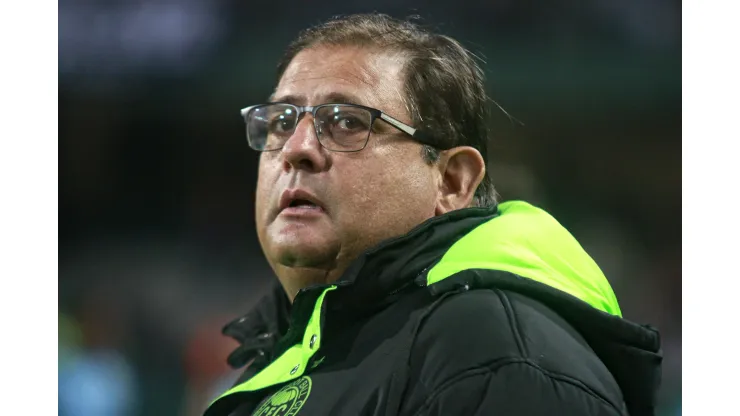 PR - Curitiba - 09/11/2022 - BRASILEIRO A 2022, CORITIBA X CORINTHIANS - Guto Ferreira tecnico do Coritiba durante partida contra o Corinthians no estadio Couto Pereira pelo campeonato Brasileiro A 2022. Foto: Gabriel Machado/AGIF
