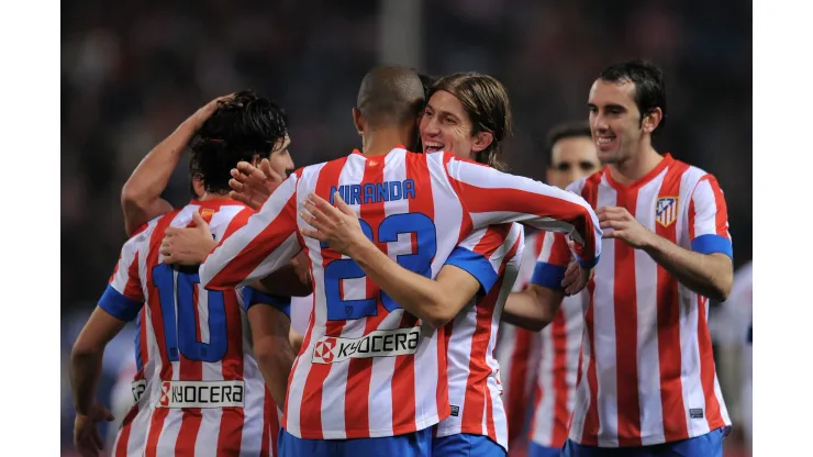 Filipe Luís e Miranda se abraçam jogando juntos pelo Atlético de Madrid. Foto: Denis Doyle/Getty Images. 
