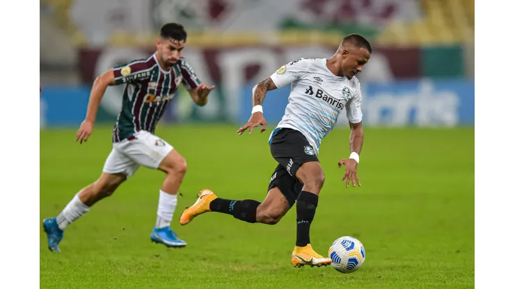 RJ - Rio de Janeiro - 17/07/2021 - BRASILEIRO A 2021, FLUMINENSE X GREMIO - Martinelli jogador do Fluminense disputa lance com Leo Pereira jogador do Gremio durante partida no estadio Maracana pelo campeonato Brasileiro A 2021. Foto: Thiago Ribeiro/AGIF
