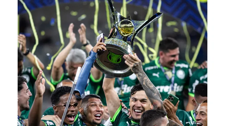 MG - BELO HORIZONTE - 06/12/2023 - BRASILEIRO A 2023, CRUZEIRO X PALMEIRAS - Jogadores do Palmeiras comemoram titulo de campeao apos partida contra o Cruzeiro no estadio Mineirao pela decisao do campeonato Brasileiro A 2023. Foto: Fernando Moreno/AGIF
