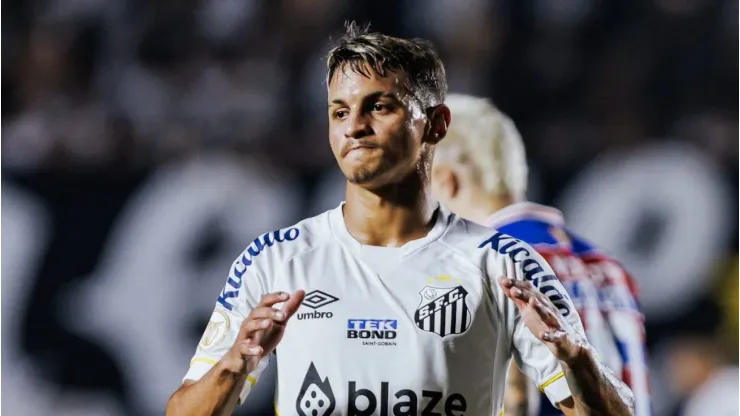 Weslley Patati jogador do Santos lamenta durante partida contra o Fortaleza no estadio Vila Belmiro pelo campeonato Brasileiro A 2023. Abner Dourado/AGIF
