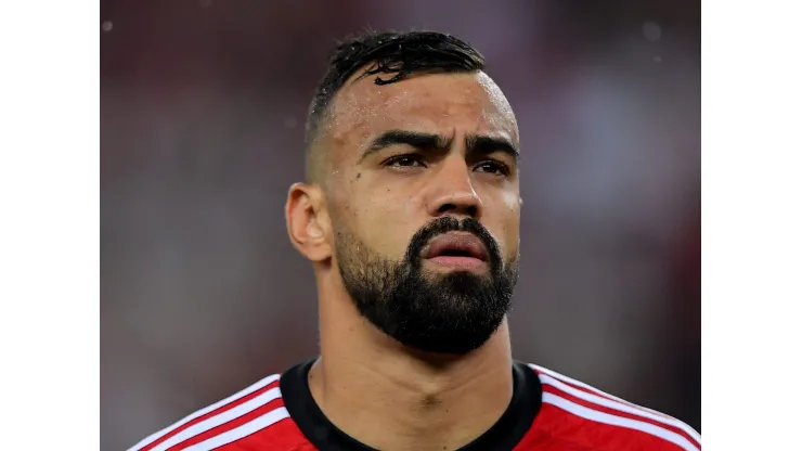 Fabrício Bruno, jogador do Flamengo, durante partida contra o Bragantino no estadio Maracana pelo campeonato Brasileiro A 2023. Foto: Thiago Ribeiro/AGIF
