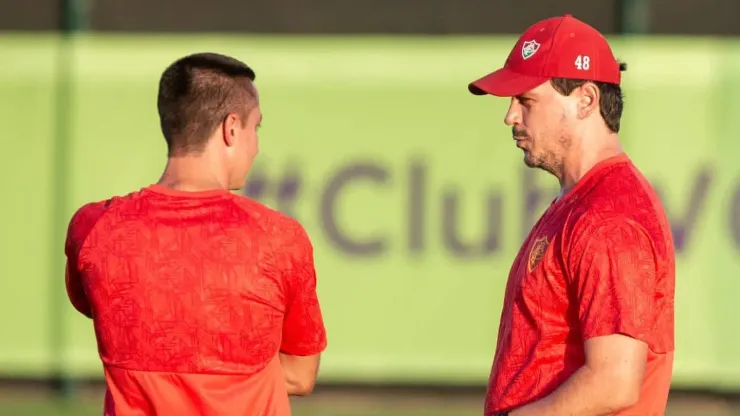 Diniz conversa com seu auxiliar técnico durante treinos na Arábia Saudita. Foto: Redes sociais / Fluminense. 
