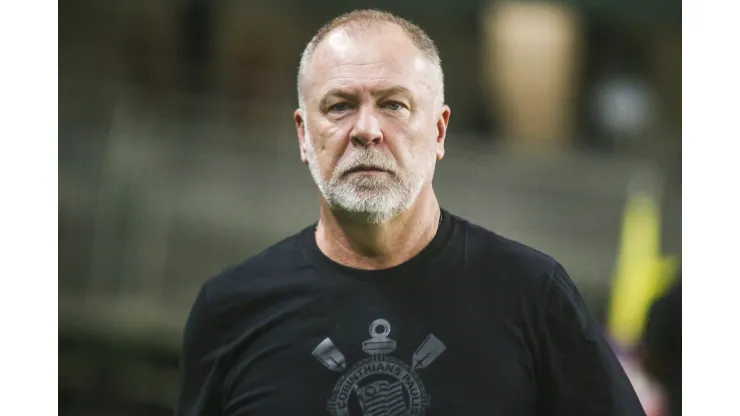 PR - CURITIBA - 06/12/2023 - BRASILEIRO A 2023, CORITIBA X CORINTHIANS - Mano Menezes tecnico do Corinthians durante partida contra o Coritiba no estadio Couto Pereira pelo campeonato Brasileiro A 2023. Foto: Gabriel Machado/AGIF
