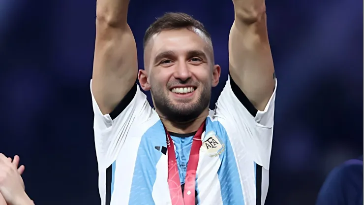 Foto: Julian Finney/Getty Images - Germán Pezzella celebrando o título da Copa do Mundo com a Seleção Argentina 
