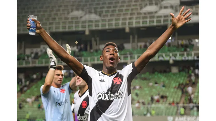 Léo Pelé do Vasco comemora a vitória ao final da partida contra o América-MG no Independência pelo campeonato Brasileiro A 2023.  Foto: Gilson Lobo/AGIF
